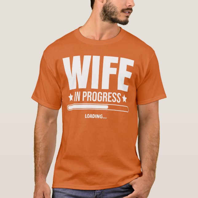 Camiseta Esposa em Andamento Carregando Noivado Futuro Amor (Frente)