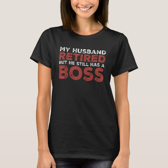 Camiseta Esposa Engraçada Meu Marido Se Aposentou, Mas Ele  (Frente)