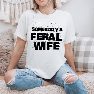 Camiseta Esposa Feral de Alguém - Abençoada Esposa Engraçad