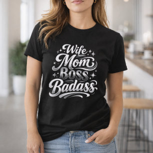 Camiseta Esposa Mãe Chefe Badass Tipografia Prata