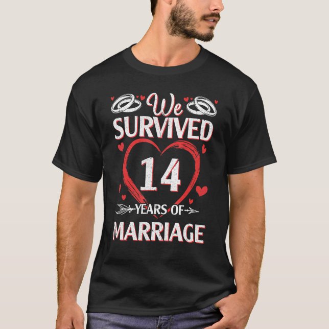 Camiseta Esposa Marido Sobrevivemos 14 Anos De Casamento De (Frente)