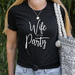 Camiseta Esposa Moderna do Partido Bachelorette Bride<br><div class="desc">Camisa Negra-Bachelorette para a Noiva vestir durante a festa de solteira. Simples texto manuscrito que diz Esposa do Partido. A camisa perfeita para a noiva ser. Ver a camisa do Partido para amigos da noiva.</div>