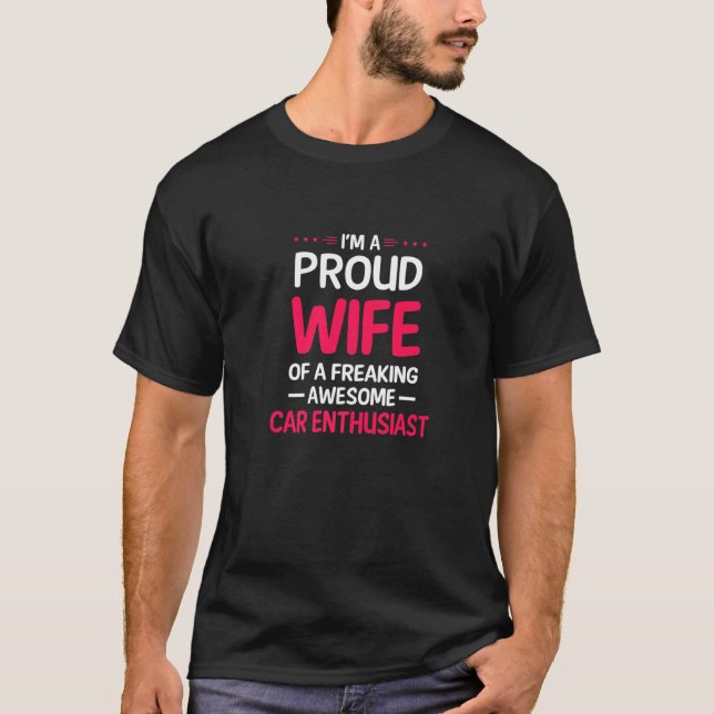 Camiseta Esposa Orgulhosa De Entusiasta De Carro Incrível (Frente)