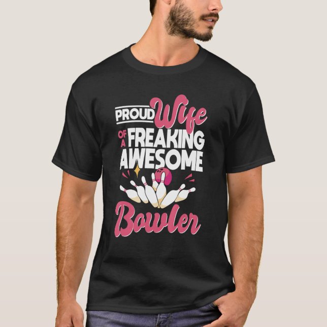 Camiseta Esposa Orgulhosa De Um Admirável Bowler Wi (Frente)