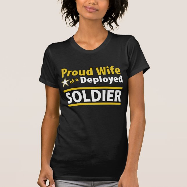 Camiseta Esposa orgulhosa de um soldado distribuído (Frente)