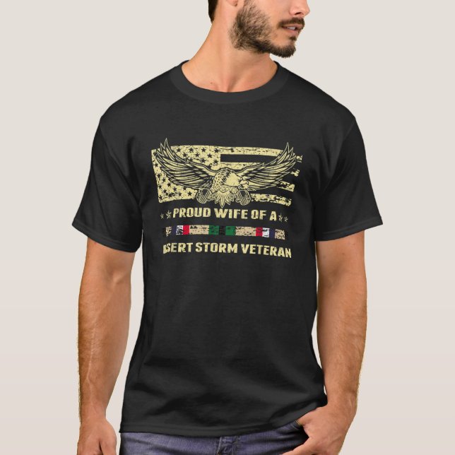 Camiseta Esposa Orgulhosa De Um Vete Militar De Tempestade  (Frente)