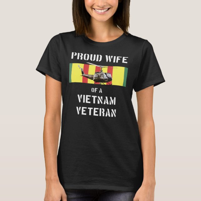 Camiseta Esposa Orgulhosa de um Veterano Vietnã UH-1 Huey (Frente)