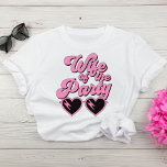 Camiseta Esposa Retro Bela Da Bachelorette Do Partido<br><div class="desc">Camiseta de festa de solteira engraçada e fofa para a noiva que apresenta "Esposa do Partido" em um retrato rosa quente do estilo 70 e óculos de sol em forma de coração. A camiseta "Life of the Party" correspondente está disponível para o esquadrão de solteiros.</div>