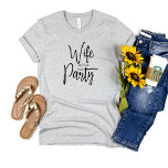 Camiseta Esposa Script do Partido Bachelorette Bride<br><div class="desc">Escrita moderna e bonita,  Bachelorette Cinza T Shirt para vestir durante a festa de solteira. Simples texto manuscrito que diz Esposa do Partido. A camisa perfeita para a noiva ser. Ver a camisa do Partido para amigos da noiva.</div>