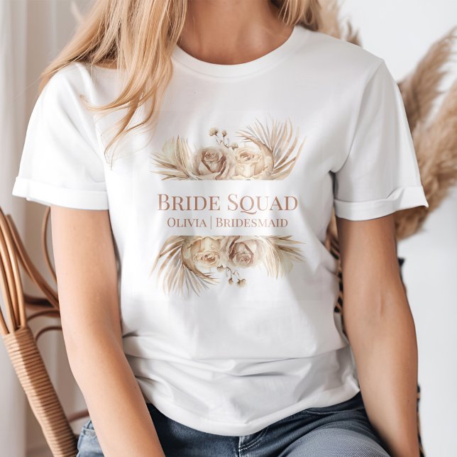 Camiseta Esquadrão da Noiva Boho Chic Blush Floral (Boho Chic Blush Floral Bride Squad T-Shirt on a young woman)