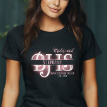 Camiseta Esquadrão de Honra da Noiva de Bridesmaid Preta e<br><div class="desc">Esta camiseta das damas de honra pode ser personalizada com um nome e um ano. É preto com texto cor-de-rosa e tem camisetas de noiva correspondentes para a sua equipe de casamento.</div>