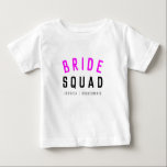 Camiseta Esquadrão de Noivas | Balneira Rosa Quente<br><div class="desc">Uma camiseta de bebê, bonita, simples, na moda, citou a arte, com tipografia moderna e minimalista, em preto e branco, a rosa-neon, num estilo de moda legal. O slogan, o nome e o papel podem ser facilmente personalizados com os nomes do seu partido noivo, por exemplo, noiva, damas de honra,...</div>