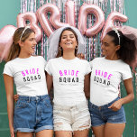 Camiseta Esquadrão de Noivas | Balneira Rosa Quente Bridesm<br><div class="desc">Uma bela, simples, na moda, "Bride Squad" cita camiseta feminina de arte com tipografia moderna e minimalista em preto e néon quente, de cor-de-rosa legal. O slogan, o nome e o papel podem ser facilmente personalizados com os nomes do seu partido noivo, por exemplo, noiva, damas de honra, floricultura, Mãe...</div>