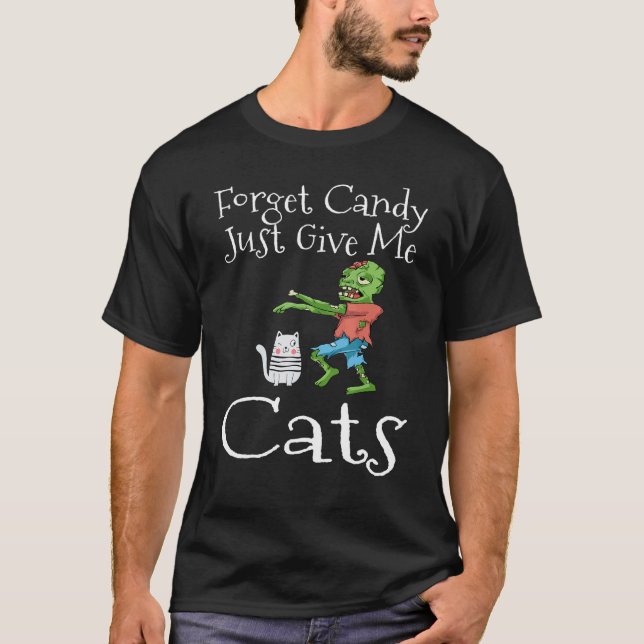 Camiseta Esqueça o Doce Só Me Dê Gatos Halloween Zumbi Ca (Frente)
