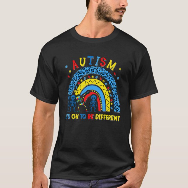 Camiseta Esqueleto Arco-Íris Está tudo bem ser diferente (Frente)