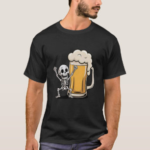 Camiseta Esqueleto Celebra com Ilustração de Cerveja Espuma