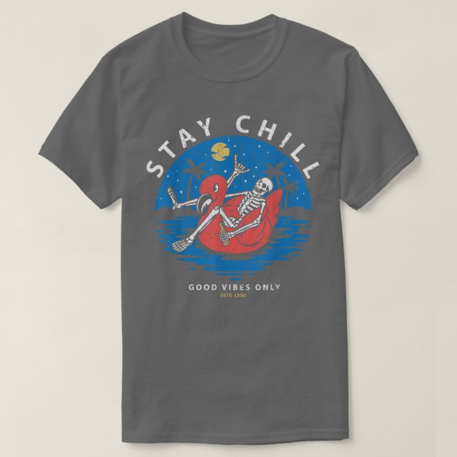 Camiseta Esqueleto Com Uma Garrafa Sentada Num Flamingo  (Frente do Design)
