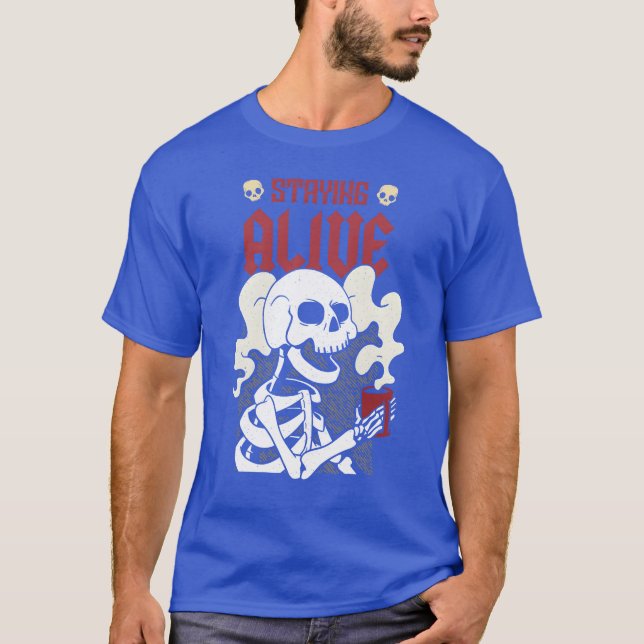 Camiseta Esqueleto de café engraçado que permanece vivo (Frente)