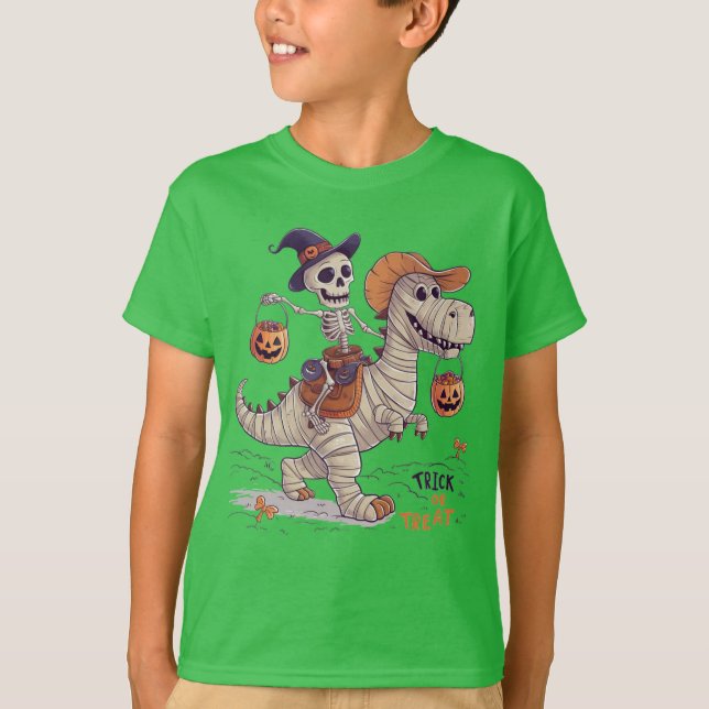 Camiseta esqueleto de doces ou travessuras montando dinossa (Frente)