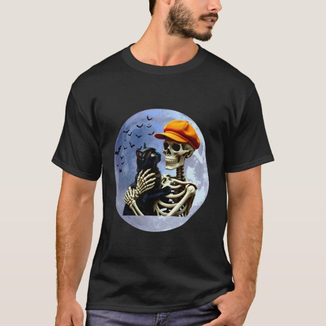 Camiseta Esqueleto de Halloween segurando um gato sob a lua (Frente)