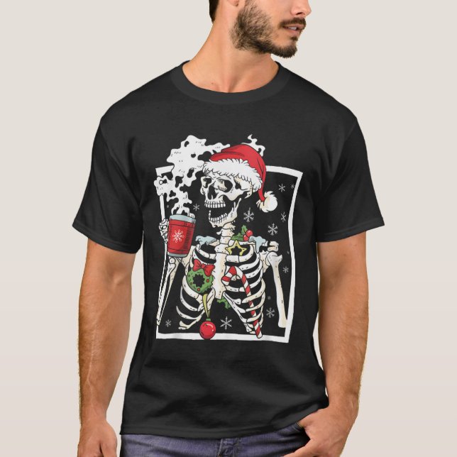 Camiseta Esqueleto De Natal Com Bebendo Crânio Sorridente C (Frente)