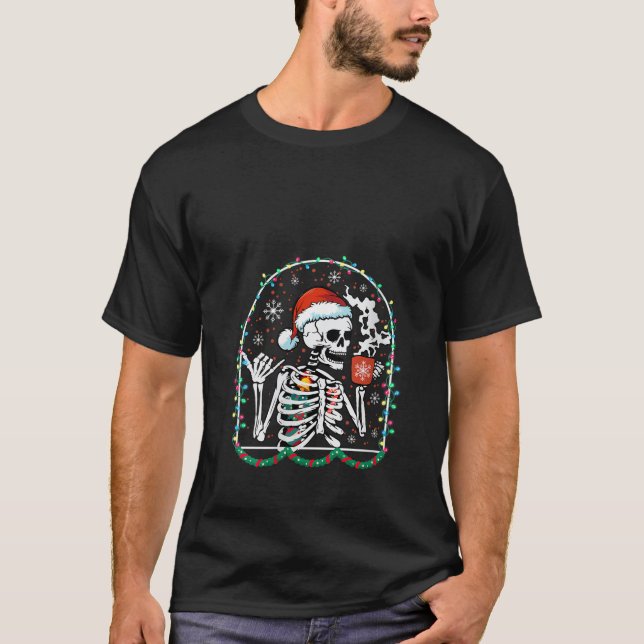 Camiseta Esqueleto De Natal Com Bebendo Crânio Sorridente C (Frente)