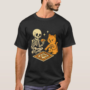 Camiseta Esqueleto e Gato Jogando Jogo de Tabuleiro