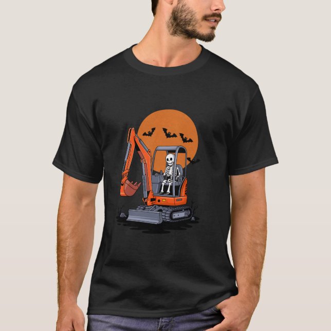 Camiseta Esqueleto Engraçado Conduzindo Escavador Halloween (Frente)