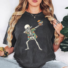 Camiseta Esqueleto Engraçado Fazendo Dab Com Bebida de Coco