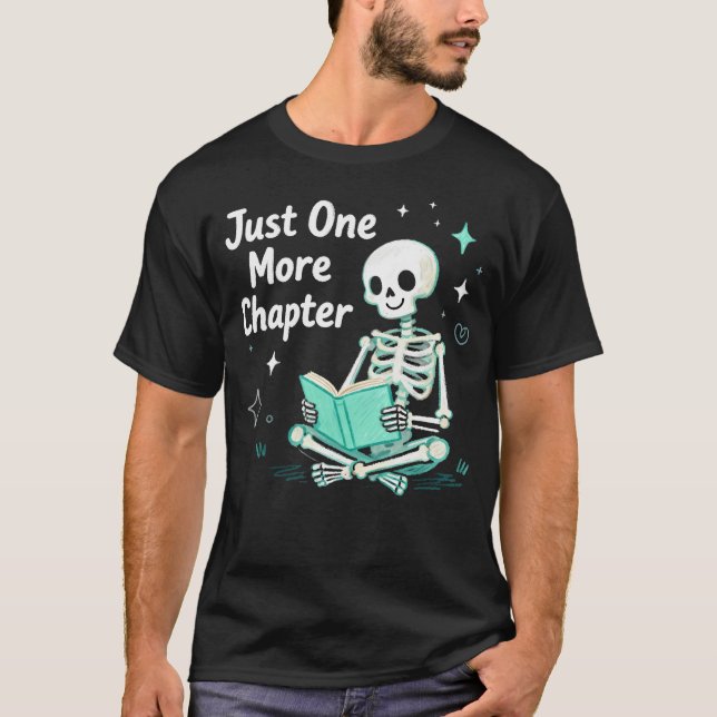 Camiseta Esqueleto Leitura Divertida Só Mais Um Capítulo Li (Frente)