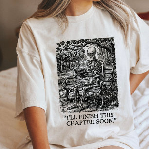 Camiseta Esqueleto Lendo "Termino Este Capítulo Em Breve"