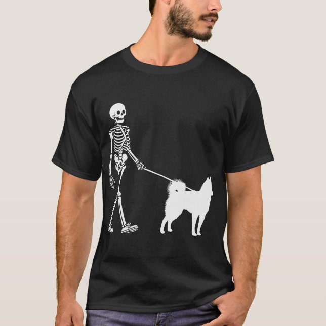 Camiseta Esqueleto Passeando um Cachorro Alaskan Klee Kai H (Frente)