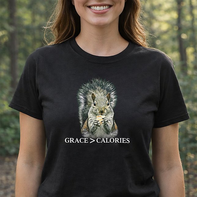 Camiseta Esquilo engraçado com Graça Maior Que Calorias  (Grace Over Calories Funny Squirrel Shirt)