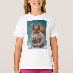 Camiseta Esquilo Vermelho Adorável na Neve com um Pinecone