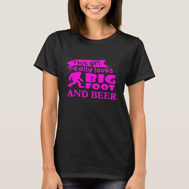 Camiseta Essa Garota Adora Pé Grande E Cerveja (Frente)