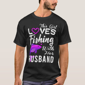 CAMISETA ESSA GAROTA ADORA PESCAR COM SEU MARIDO