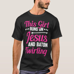 Camiseta Essa garota corre em Jesus e Baton Twirling 2
