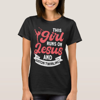 Camiseta Essa garota corre em Jesus e Baton Twirling 5