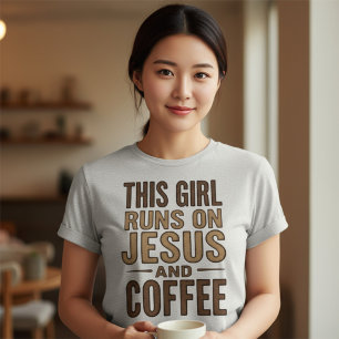Camiseta Essa garota corre em Jesus e café cristão