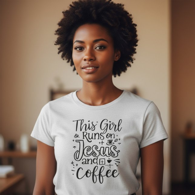 Camiseta Essa garota corre em Jesus e café cristão (Criador carregado)