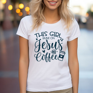 Camiseta Essa garota corre em Jesus e café cristão