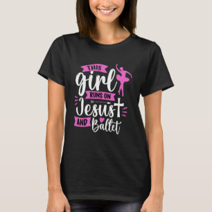 Camiseta Essa garota corre sobre Jesus e Balés.