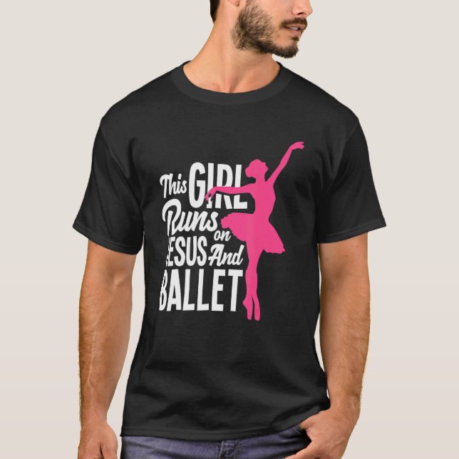 Camiseta Essa Garota Funciona Com Jesus E Balé Dançarino Ch (Frente)
