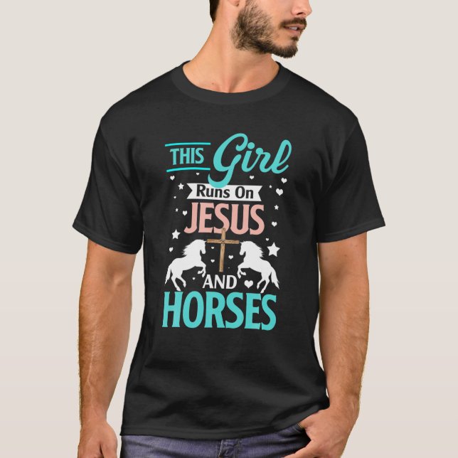 Camiseta Essa Garota Funciona Com Jesus E Cavalos Sobrevive (Frente)