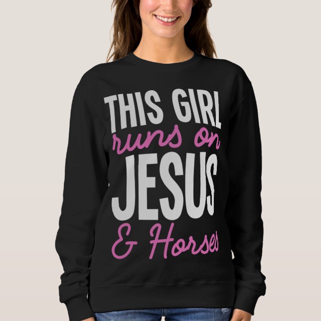 Camiseta Essa Garota Funciona Com Jesus E Cavalos, Uma Meni (Frente)
