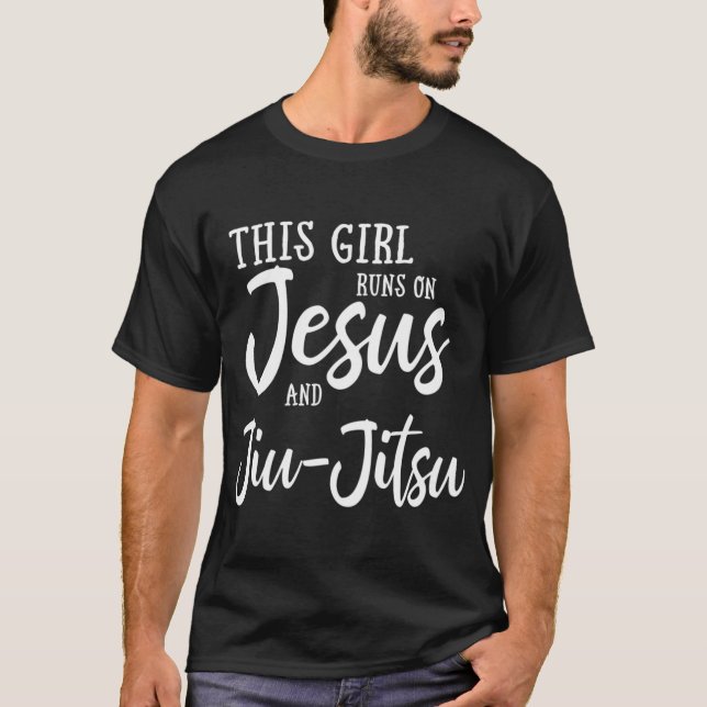 Camiseta Essa Garota Funciona Com Jesus E Jiu Jitsu Christi (Frente)