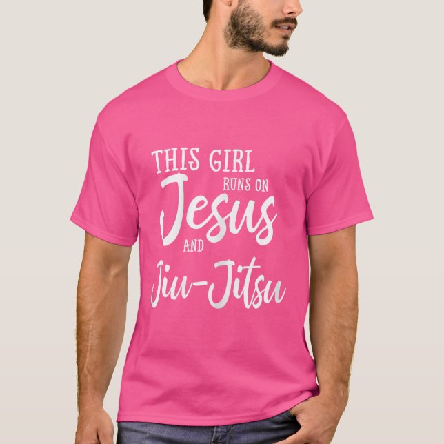 Camiseta Essa Garota Funciona Com Jesus E Jiu Jitsu Cristo  (Frente)