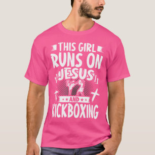 Camiseta Essa Garota Funciona Com Jesus E Kickboxe