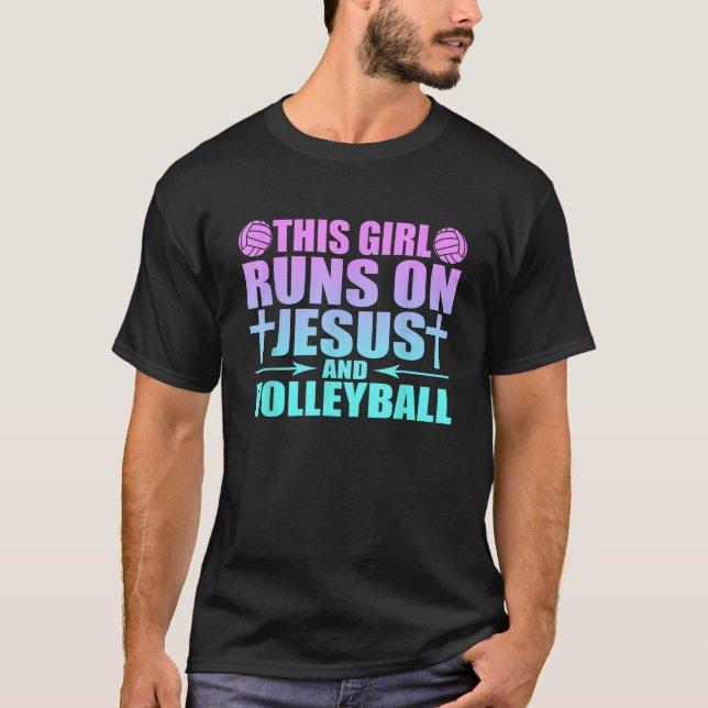 Camiseta Essa Garota Funciona Com Jesus E Novidade De Volei (Frente)