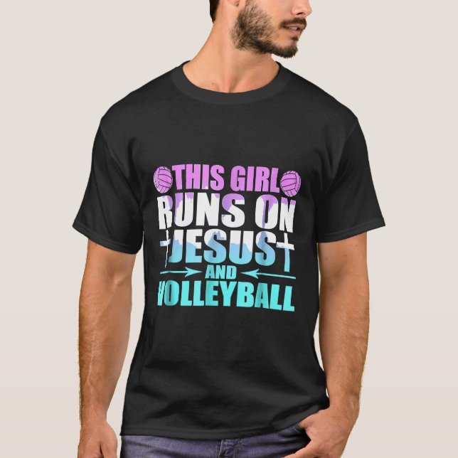 Camiseta Essa Garota Funciona Com Jesus E Novidade De Volei (Frente)